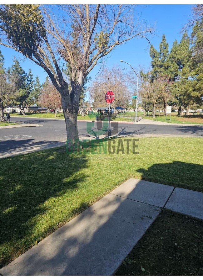 Building Photo - Beautiful Modesto 3 BEDROOM 2 BATH CORNER ...