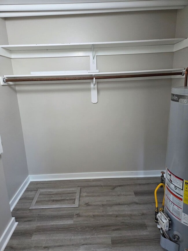 Building Photo - 3 bed 1 bath, 1 car detached garage, newly...
