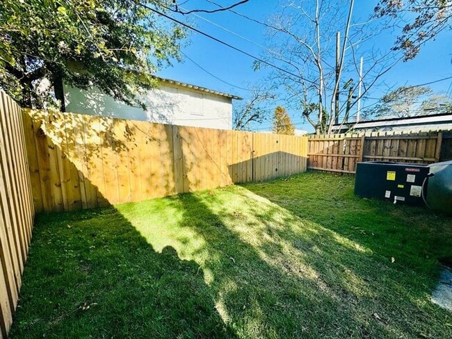 Building Photo - 4 Bedroom 2 Bath Bungalow, in Forsyth Park- Available Jan 3rd!!!