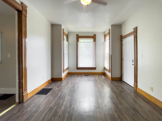 Building Photo - 700 W Powers St