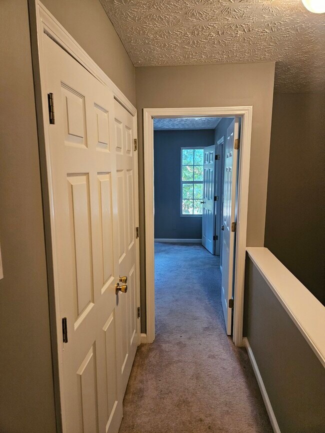 Building Photo - 3Bed 2.5 Town Home