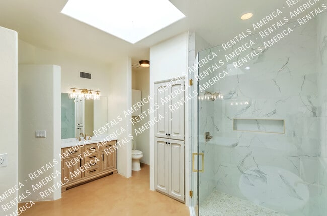 Building Photo - Gorgeous Catalina Home!