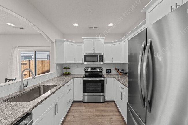 Building Photo - 2023 Hayden 3BR-2BA townhome in Redmond's Dry Canyon Community