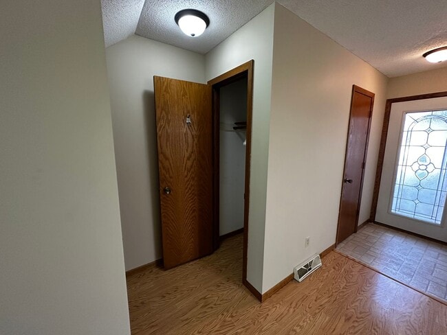 Building Photo - 2 bed 2 Bath 2 Story Townhome