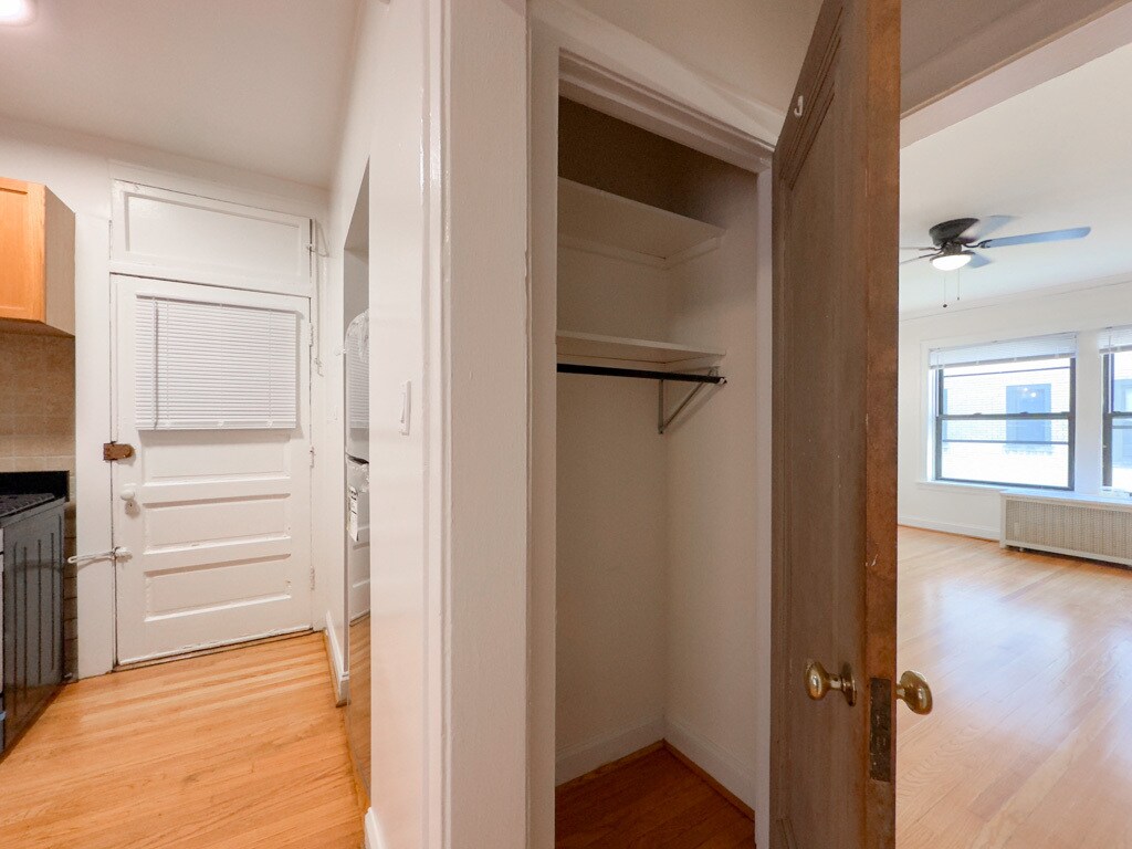 Building Photo - 522 W Surf St