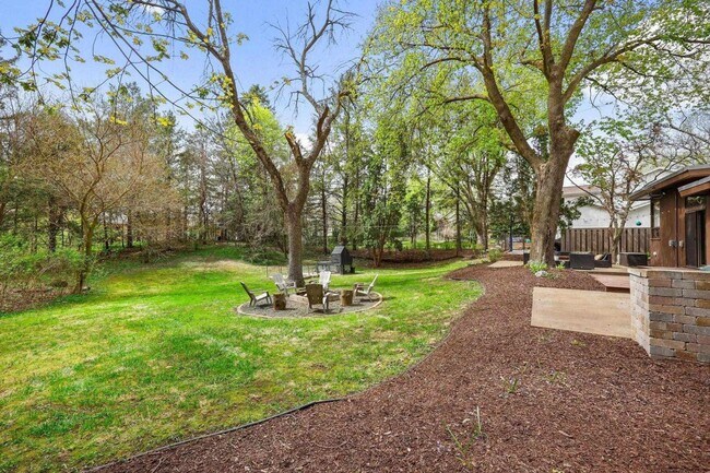 Building Photo - Mid-Century Home