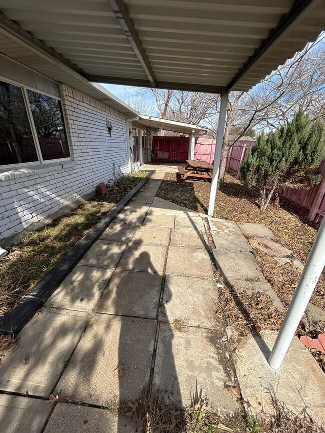 Building Photo - Step inside and be captivated by the warmth of this House!