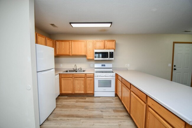 Building Photo - Comfortable 3-Bedroom Condo in Brandon – Available Now!
