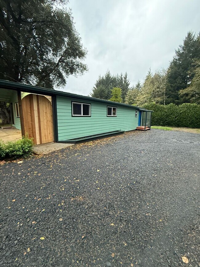 Building Photo - Newly Updated! 3 Bed/2 Bath House on a Lar...