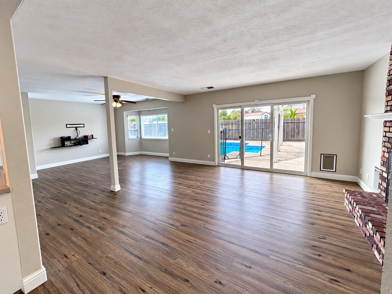 Building Photo - 2461 Brodalski St