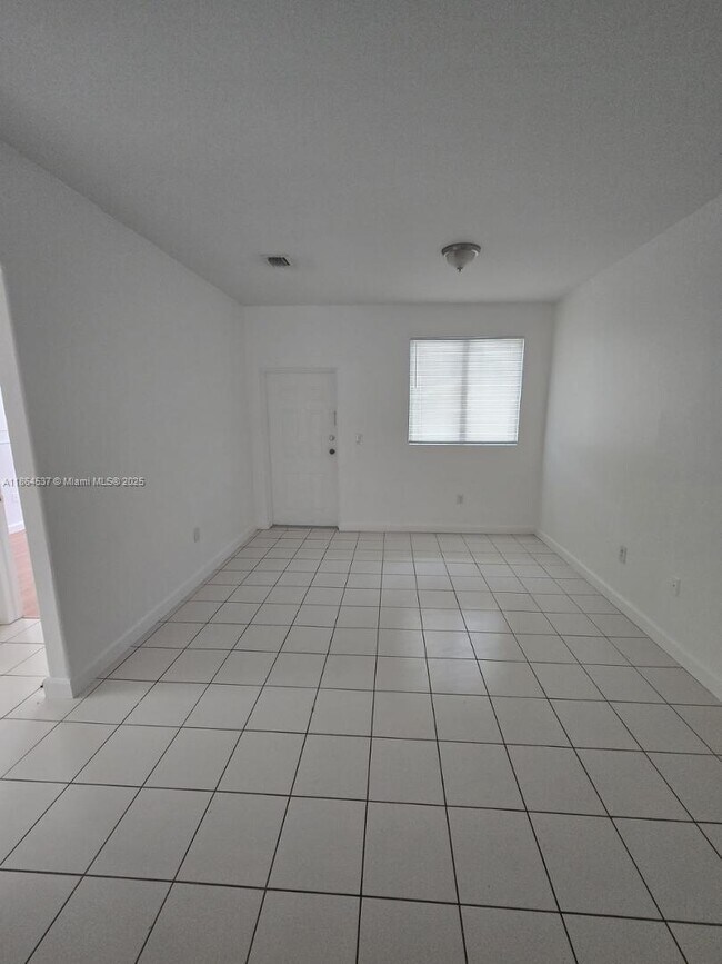 Building Photo - 1663 SE 27th Dr