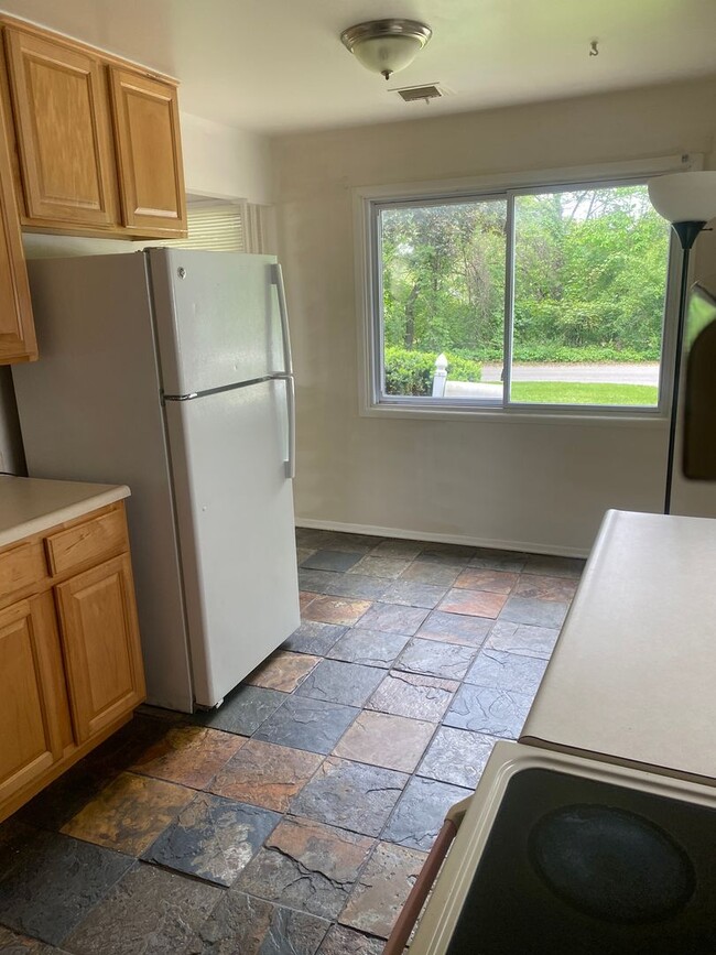Building Photo - Newly painted 3 bedroom 1 bathroom bi-leve...