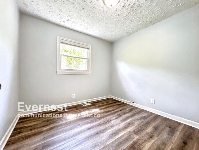 Building Photo - 3-Bedroom Home with Easy Access to Parks a...