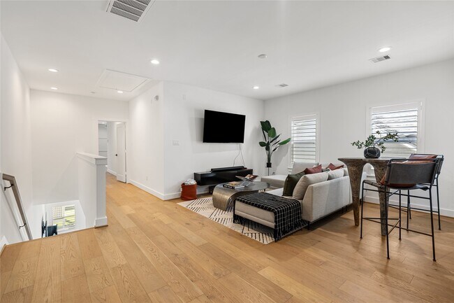 Building Photo - 802 Aurora St