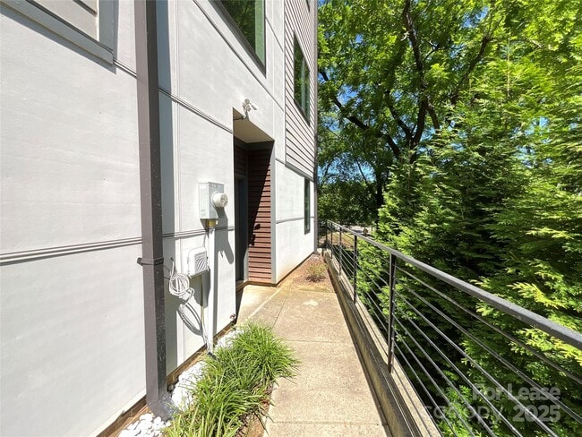 Building Photo - 1012 Westbrook Dr