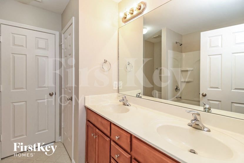 Building Photo - 4707 Shady Oak Dr