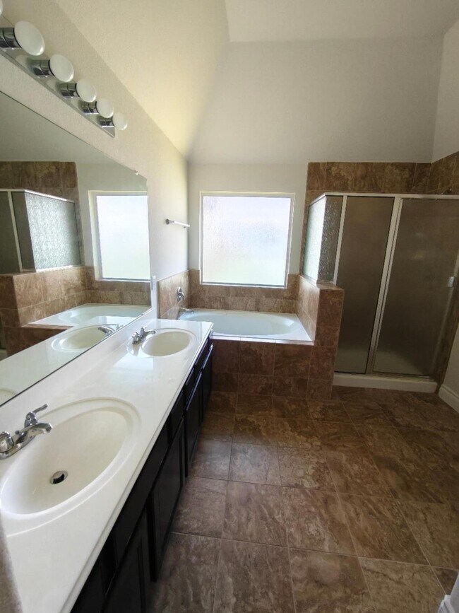 Building Photo - 2306 Waterford Park St