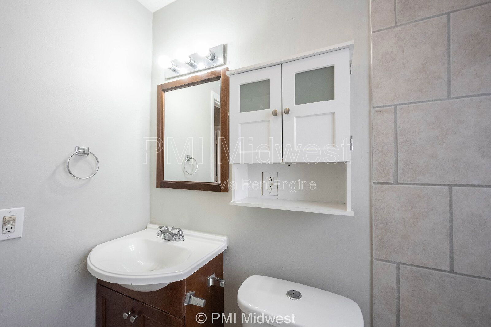 Building Photo - 5005 Indianola Ave