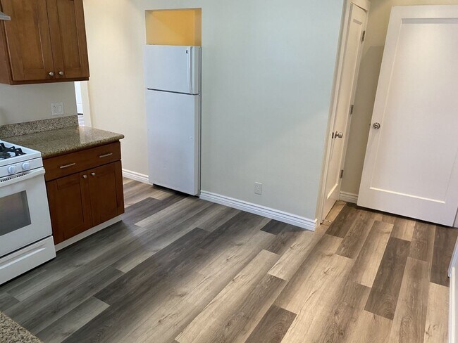 Building Photo - Adorable 2 bedroom 2 bath Apartment
