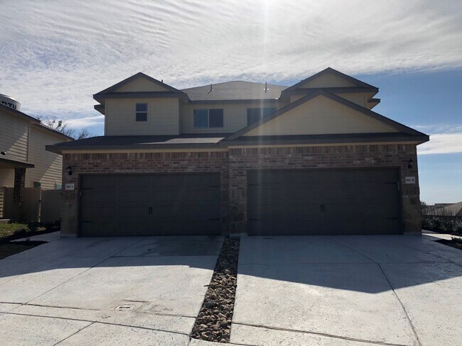 Building Photo - AVAILABLE NOW! GORGEOUS 3 BEDROOM DUPLEX LOCATED IN BUDA, TEXAS!