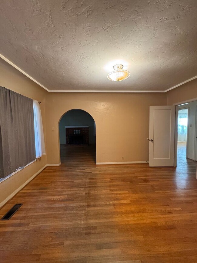 Building Photo - Great Southside Location, 2 Bedroom, 1 Bath Home