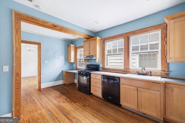 Building Photo - 114 E Maple St