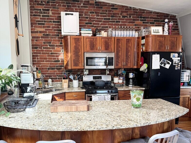 Building Photo - 172 Bunker Hill St