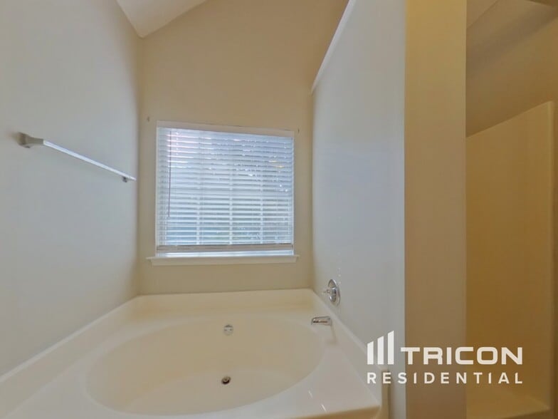 Building Photo - 9765 Moss Pointe Path