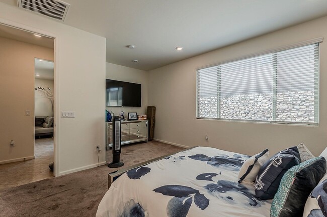 Building Photo - Modern Comfort Meets Smart Living in Vail!