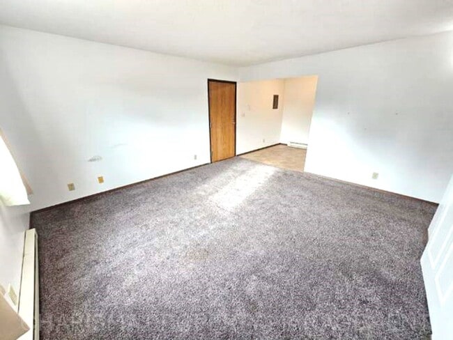 Building Photo - 2 BD, 1 BA in Garretson - Small Town Living Near Big City Amenities