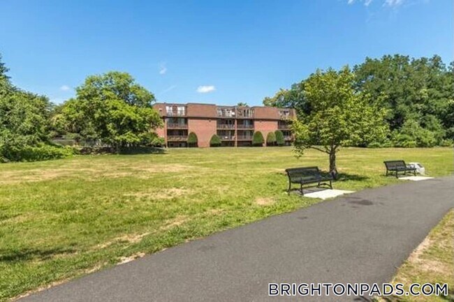 Building Photo - 140 Kenrick St