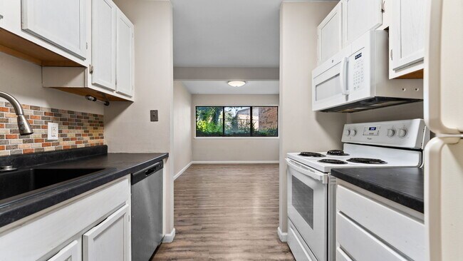 Building Photo - 1225 S Maple Rd