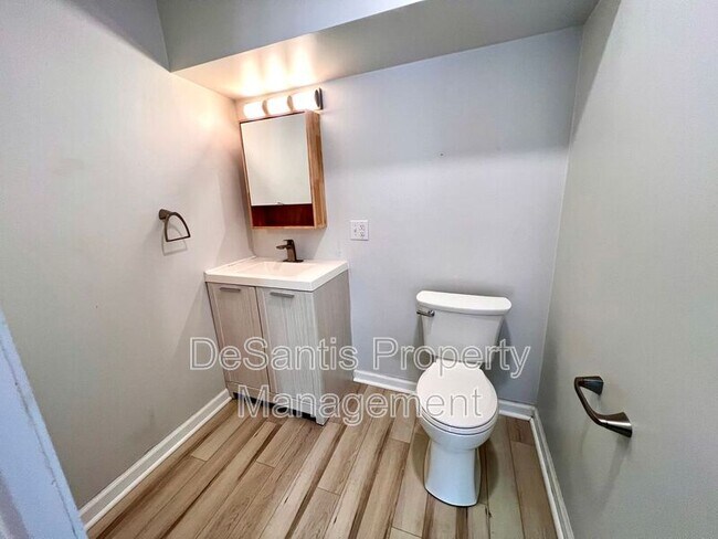 Building Photo - 210 18th St