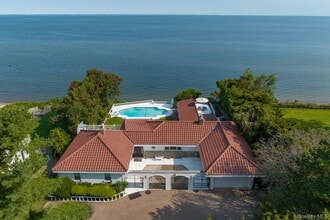 Building Photo - 10 Beach Hill Dr