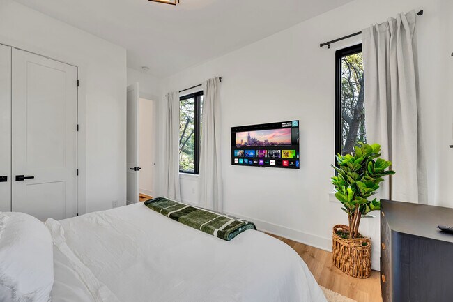 Building Photo - 554 Rosedale Ave