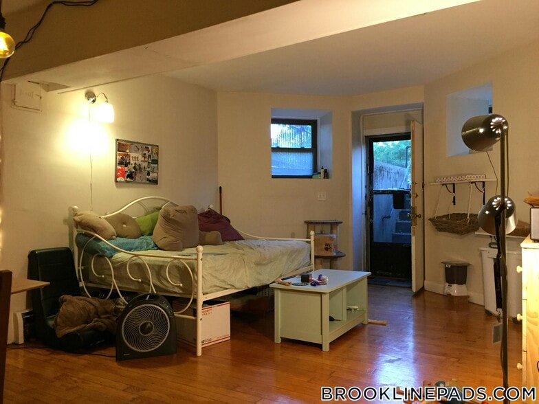 Primary Photo - 1728 Beacon St
