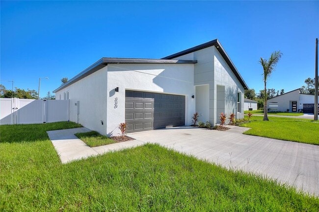 Building Photo - 330 Royal Palm Wy