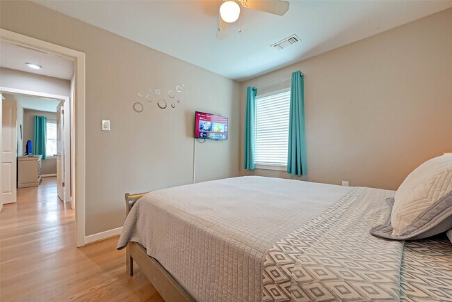 Building Photo - 5330 Hialeah Dr