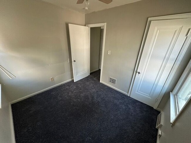 Building Photo - Beautiful 3 bedroom Bungalow with Garage