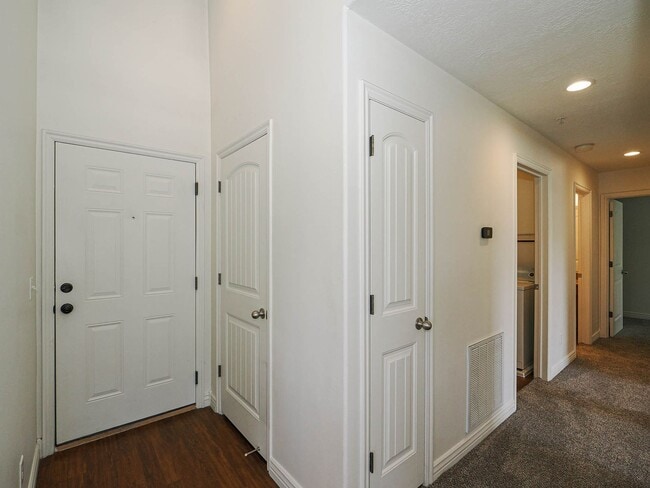 Building Photo - 3 Bedroom, 2 Bathroom Condo
