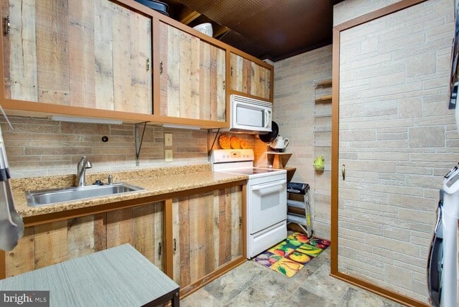 Building Photo - 4428 Holly Ave