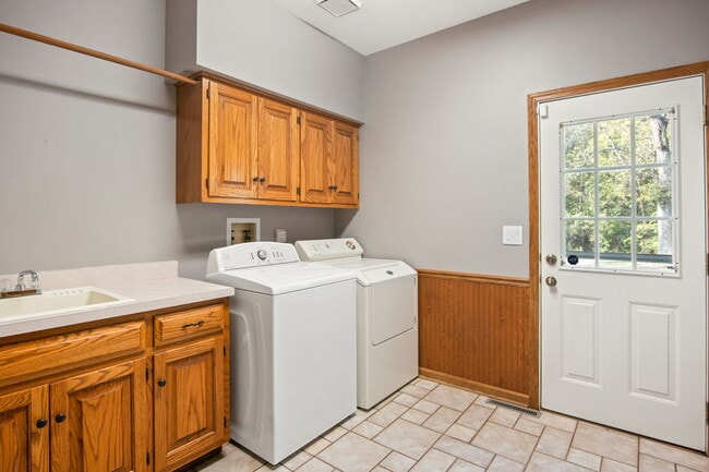 Building Photo - 41W230 Sylvan Dr