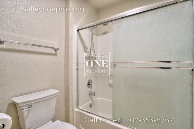 Building Photo - Rare vacancy opportunity in Turlock's finest and most desirable townhome complex!