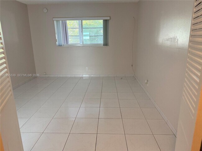 Building Photo - 5061 W Oakland Park Blvd