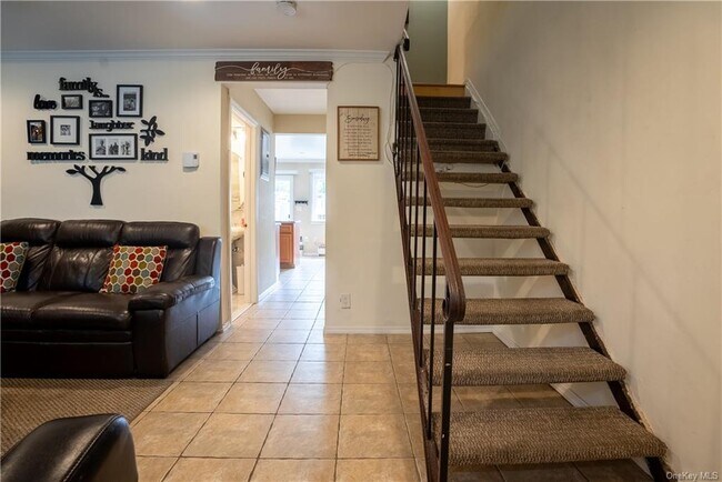 Building Photo - 204 Old Country Rd