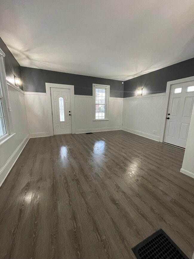 Building Photo - 588 Elma St