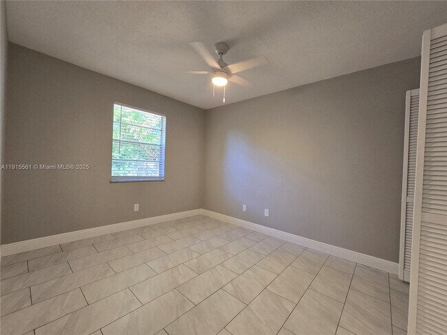 Building Photo - 3201 SE Hibiscus St