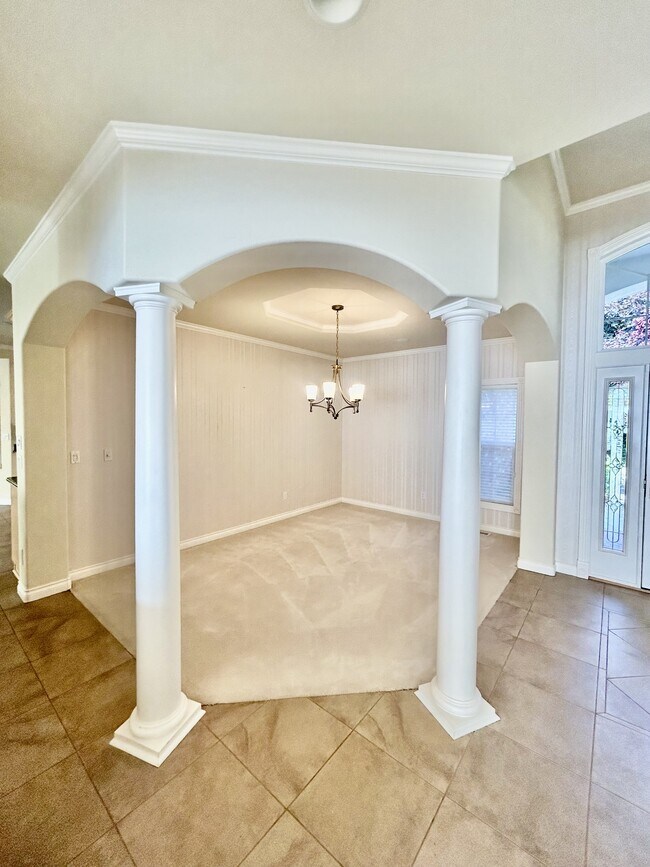 Building Photo - 560 E Maberry Dr