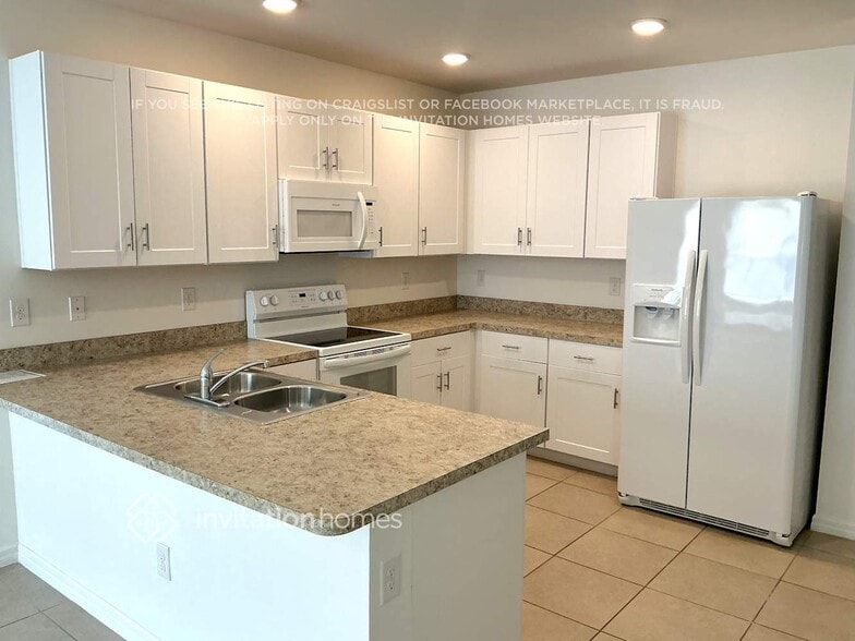 Building Photo - 7521 W Lenox Cir
