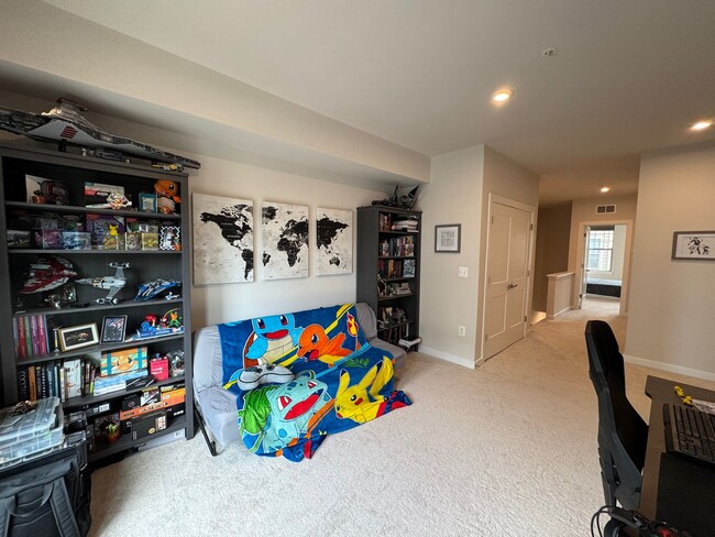 Building Photo - Stunning 2 Bed 2 Bath Interior Townhome In...